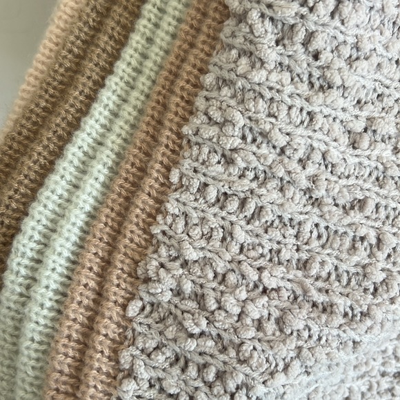 Mystree women’s sweater, SM. - Picture 2 of 4